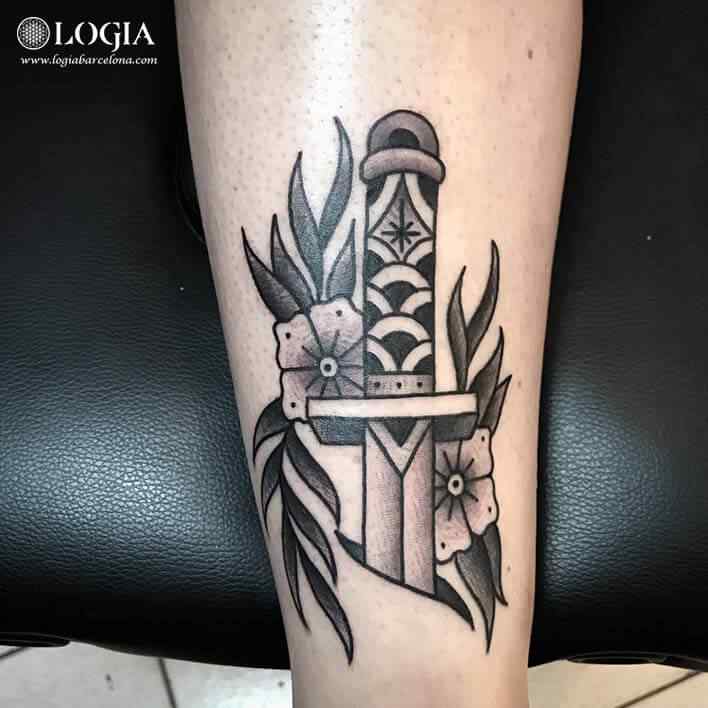 tatuaje-pierna-daga2-logia-barcelona-Laia    